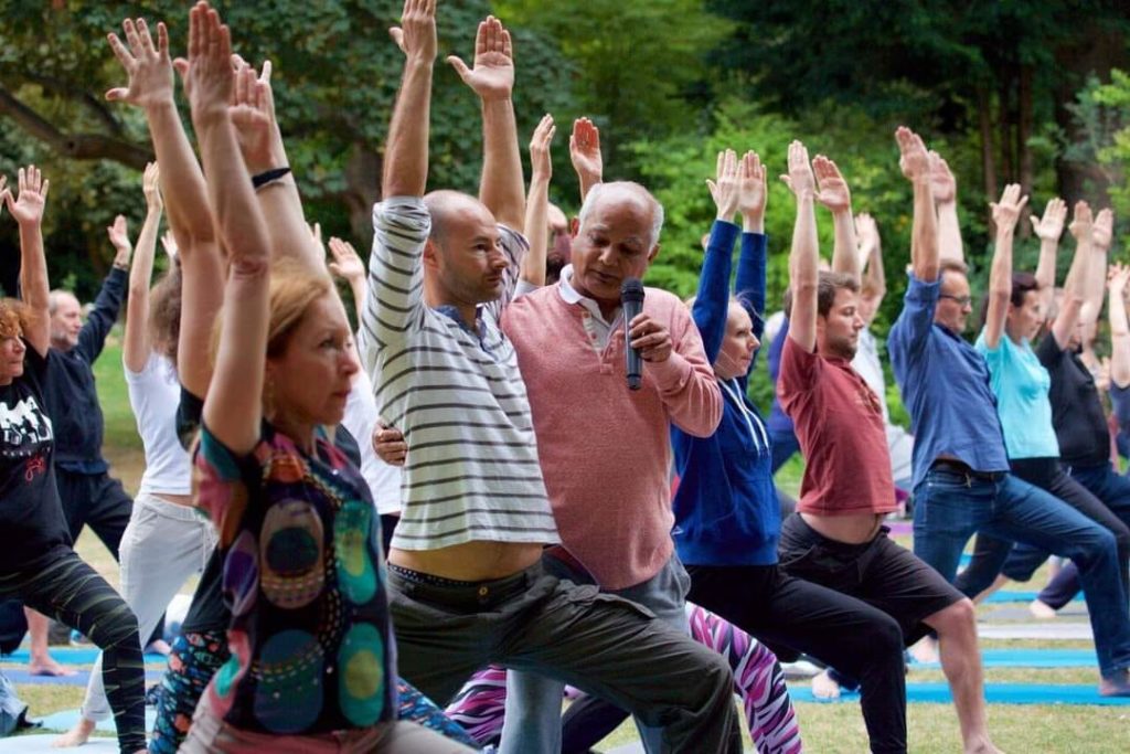 Atelier de Yoga dans les jardins SuperQuinquin Fives animé par Virender Harit (Shammi) du Centre Indo-Lillois de Yoga 10 Juillet 2023.